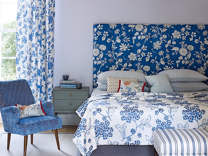 комната в бело-синих оттенках с цветочным принтом
