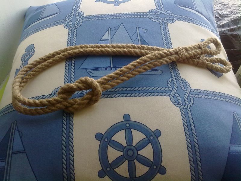 подушка бело-голубого цвета с якорями и декоративным шнуром