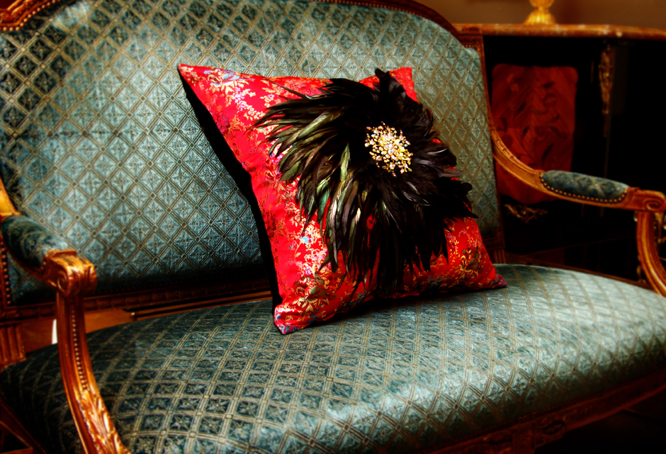 подушка с брошью и перьями из Les Bijoux de Luxe 